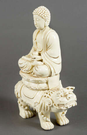 Blanc-de-Chine porcelain sculpture of Buddha sitting in lotus shaped seat, with a pot for the poor, on a fantastic animal - Foto 2
