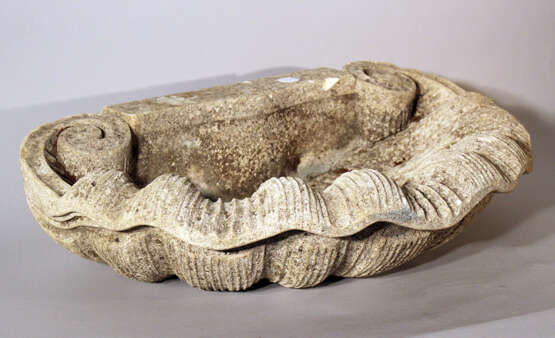 Shell shaped wall fountain basin with two scrolls - photo 2