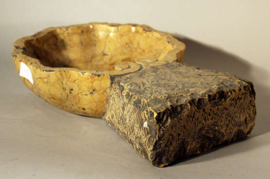 Small Italian stone basin in waved and shaped round form - photo 2