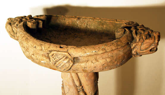 A rosso verona pidgeon or central standing fountain on triangle shaped base with central turned and fluted column and oval basin, on the sides with lion heads, volutes and a coat of arms - photo 3