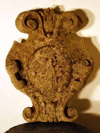 A small coat of arms stone shield, bowed and volute shaped - фото 1