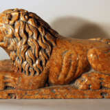 Italian rosso verona stone lion in sitting position, sculpted in naturalistic shape with some drill holes and claws in the front - photo 2
