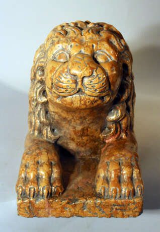 Italian rosso verona stone lion in sitting position, sculpted in naturalistic shape with some drill holes and claws in the front - photo 3