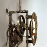 Iron clock movement with later bronze dial with Roman numbers and copper finger - Foto 2