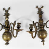 Pair of polish bronze wall brackets, each with two branches decorated with open work and scrolls, ending in one spout - Foto 1