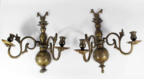 Pair of polish bronze wall brackets, each with two branches decorated with open work and scrolls, ending in one spout - фото 1
