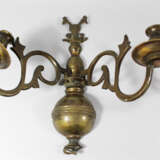 Pair of polish bronze wall brackets, each with two branches decorated with open work and scrolls, ending in one spout - Foto 2