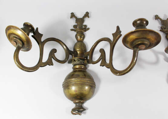 Pair of polish bronze wall brackets, each with two branches decorated with open work and scrolls, ending in one spout - фото 2