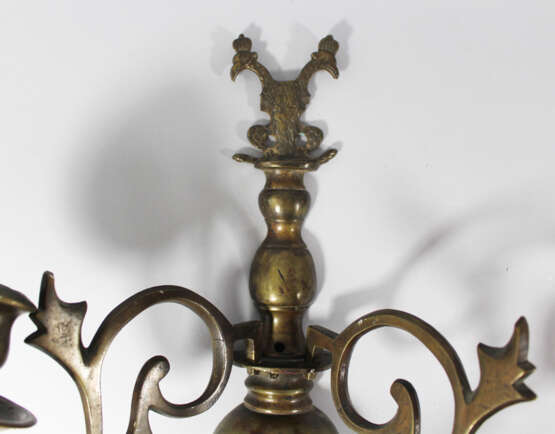 Pair of polish bronze wall brackets, each with two branches decorated with open work and scrolls, ending in one spout - фото 3