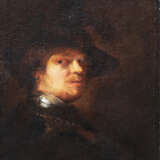 Rembrandt Harmenszoon van Rijn (1606-1669)-school, Portrait of a man with feather hat and looking to the side - Foto 1