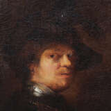 Rembrandt Harmenszoon van Rijn (1606-1669)-school, Portrait of a man with feather hat and looking to the side - фото 2