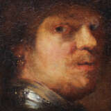 Rembrandt Harmenszoon van Rijn (1606-1669)-school, Portrait of a man with feather hat and looking to the side - Foto 3