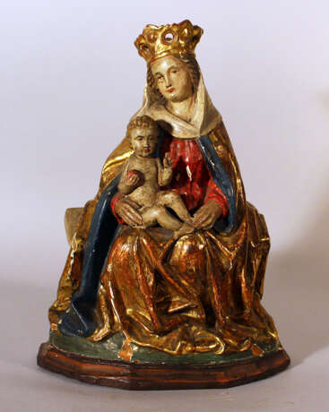Bohemian Madonna in Gothic manner with Child sitting on an bench, with rich folded cloths and crown - Foto 1