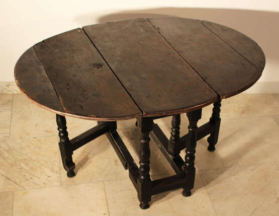 English gateleg oakwood table, oval top on four turned feet with upper and lower connection, with two extendable movable turned feet - Foto 1