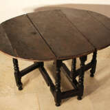 English gateleg oakwood table, oval top on four turned feet with upper and lower connection, with two extendable movable turned feet - Foto 1