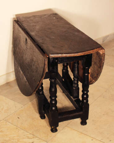 English gateleg oakwood table, oval top on four turned feet with upper and lower connection, with two extendable movable turned feet - Foto 3