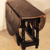 English gateleg oakwood table, oval top on four turned feet with upper and lower connection, with two extendable movable turned feet - Foto 3