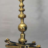 A Jewish Shabbat lamp, bronze cast gilded, turned shape, with a six pointed star and with later electrical fitting - Foto 3