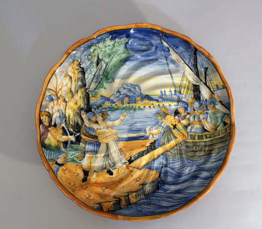 Urbino ceramic dish on integrated central bowed foot - фото 1