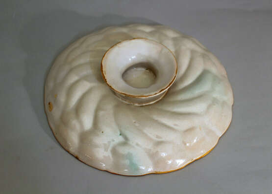 Urbino ceramic dish on integrated central bowed foot - photo 3