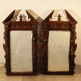 Pair of French mirrors in manieristic manner with roof top and rich figural and ornamental carvings on all sides, partly gilded - Foto 1