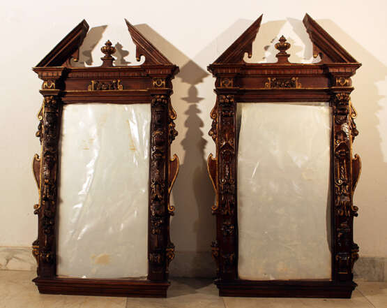 Pair of French mirrors in manieristic manner with roof top and rich figural and ornamental carvings on all sides, partly gilded - Foto 2