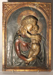 Tuscan stucco plaque in Renaissance manner presenting Maria and Jesus with halos, three dimentional, with arched gilded integrated frame