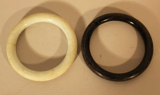 Three Asian jade bracelet in green, white and black colours, polished. - photo 2