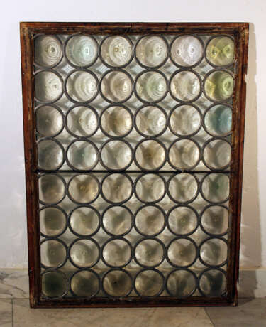 A mouth blown window with round partly coloured glass in tin net with iron wind protection in wooden frame - Foto 2
