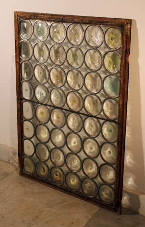 A mouth blown window with round partly coloured glass in tin net with iron wind protection in wooden frame - photo 3