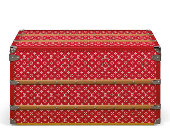 Louis Vuitton. A LIMITED EDITION RED & WHITE MONOGRAM COURRIER 90 TRUNK BY ... - фото 4