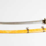 Asian long sword in bowed shape with damascene blade and gilded script signs - Foto 1