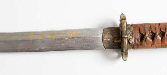 Asian long sword in bowed shape with damascene blade and gilded script signs - Foto 3
