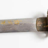 Asian long sword in bowed shape with damascene blade and gilded script signs - Foto 3