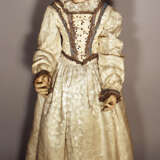 A Neapolitan procession sculpture of Maria, wood carved on quadratic shaped base, with original painting and dress with white neeled clothes with gilded embroidery and white open work necklace - photo 1