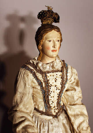 A Neapolitan procession sculpture of Maria, wood carved on quadratic shaped base, with original painting and dress with white neeled clothes with gilded embroidery and white open work necklace - Foto 2