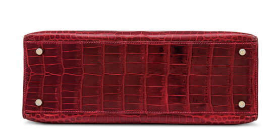 Hermes. A SHINY ROUGE H POROSUS CROCODILE SELLIER KELLY 32 WITH GOLD... - фото 4