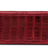 Hermes. A SHINY ROUGE H POROSUS CROCODILE SELLIER KELLY 32 WITH GOLD... - Foto 4