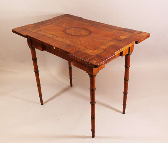 Louis XVI game table in rectangular shape with canted border and richly ornamental and geometrical decorated top, with intarsias in plum, cherry and maple wood - photo 2