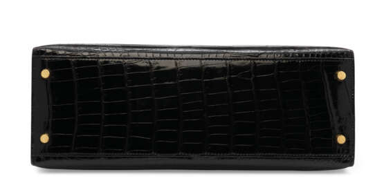 Hermes. A SHINY BLACK POROSUS CROCODILE SELLIER KELLY 32 WITH GOLD H... - Foto 4
