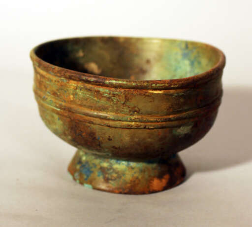 Chinese bronze bowl in archaic style, round shape with several deformations, on stand ring with fluted decorations - фото 2