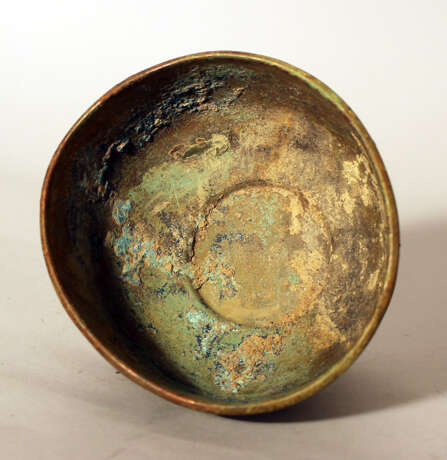 Chinese bronze bowl in archaic style, round shape with several deformations, on stand ring with fluted decorations - Foto 3