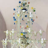 A large Venetian multicoloured and transparent 21 lights Murano glass chandelier with 16 S-shaped branches and spouts, 4 concave spiral columns ending in spouts and with turned connection to the upper central crown - photo 3
