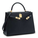 Hermes. A BLACK EPSOM LEATHER SELLIER KELLY 32 WITH GOLD HARDWARE - Foto 2
