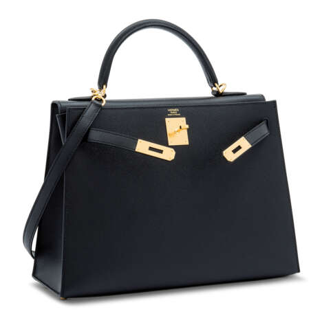 Hermes. A BLACK EPSOM LEATHER SELLIER KELLY 32 WITH GOLD HARDWARE - Foto 2