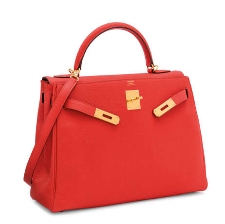 Hermes. A CAPUCINE TOGO LEATHER RETOURNÉ KELLY 32 WITH GOLD HARDWARE... - Foto 2