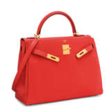 Hermes. A CAPUCINE TOGO LEATHER RETOURNÉ KELLY 32 WITH GOLD HARDWARE... - фото 2