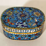 A small Chinese cloisonee oval box with lid, richly floral decorated in multicolours on blue ground, with white decoration band on the border - photo 1