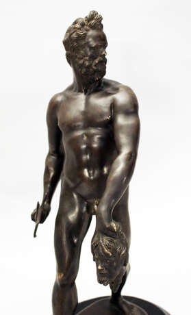 Giovanni da Bologna (1529-1608)-follower, Bronze sculpture of a walking naked warrior with male head and sword in the hands - Foto 2