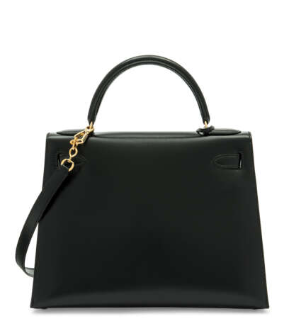 Hermes. A BLACK CALF BOX LEATHER SELLIER KELLY 28 WITH GOLD HARDWARE... - Foto 3
